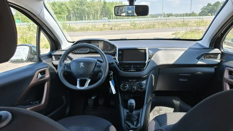 PEUGEOT 208 -