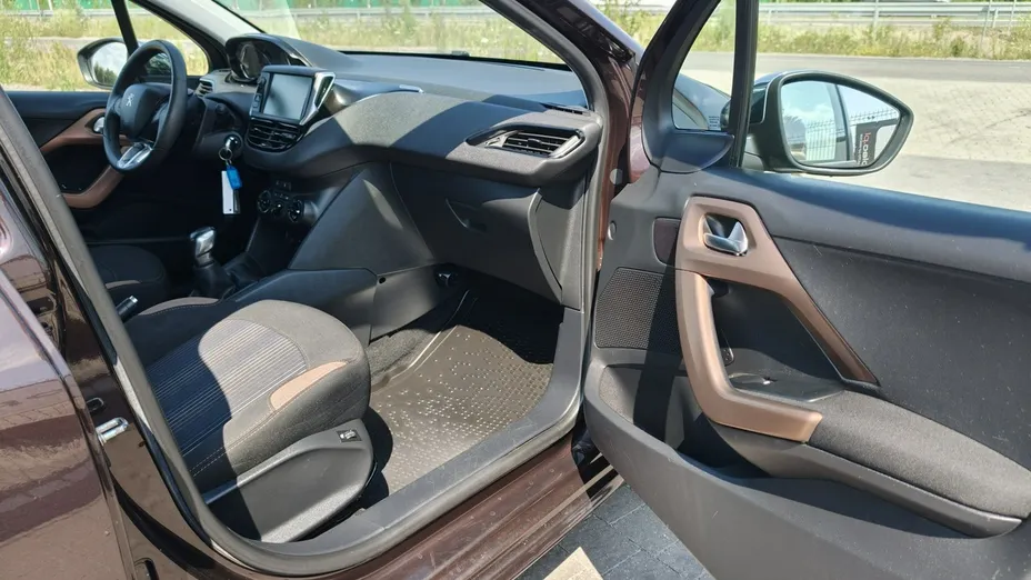 PEUGEOT 208 -