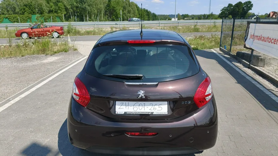 PEUGEOT 208 -