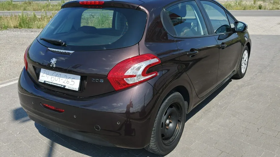 PEUGEOT 208 -