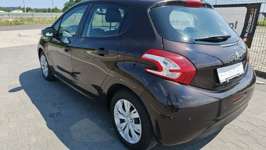 PEUGEOT 208 -