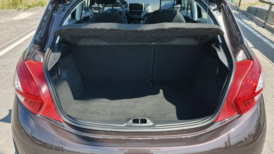 PEUGEOT 208 -