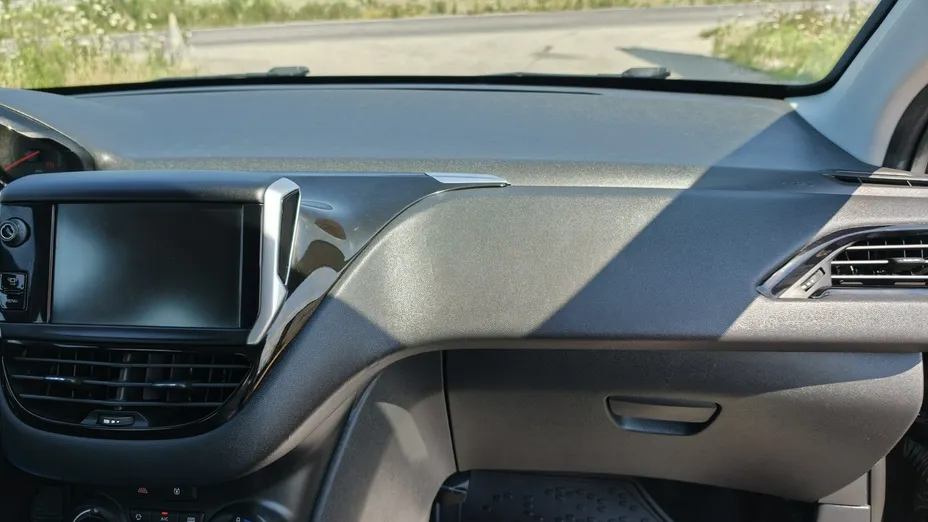 PEUGEOT 208 -