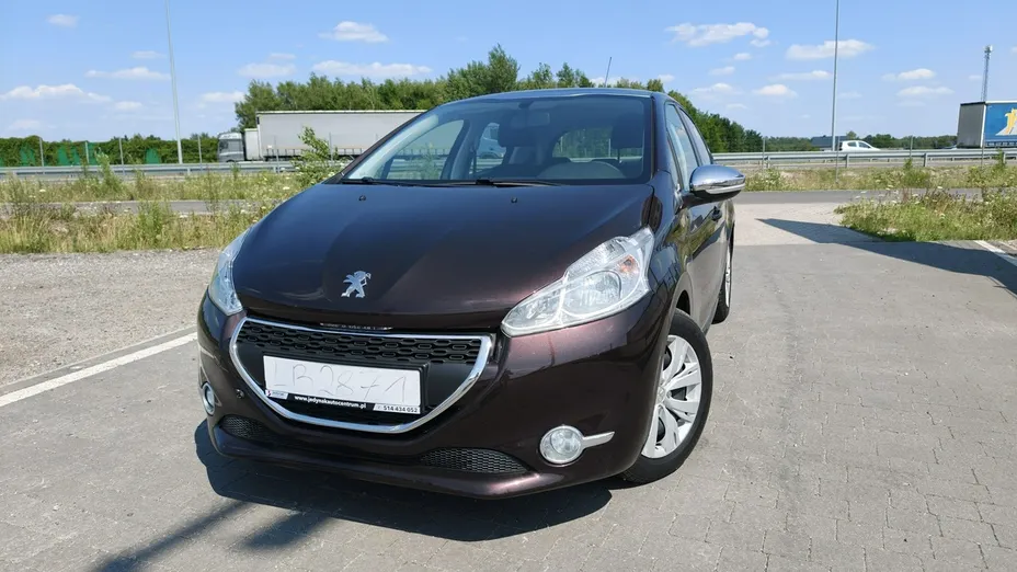 PEUGEOT 208 -