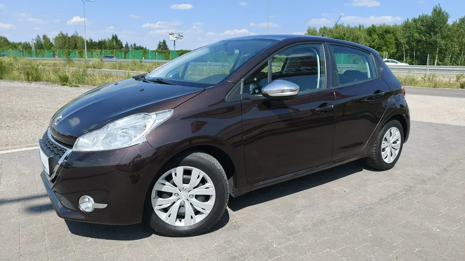 PEUGEOT 208 -
