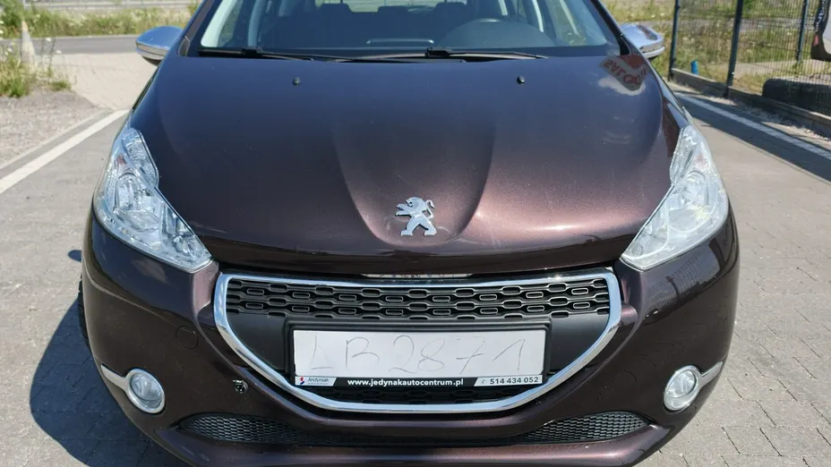 PEUGEOT 208 -