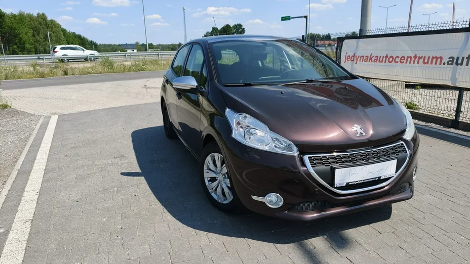 PEUGEOT 208 -