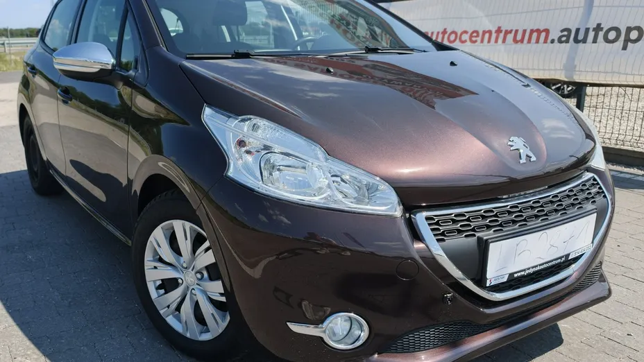 PEUGEOT 208 -