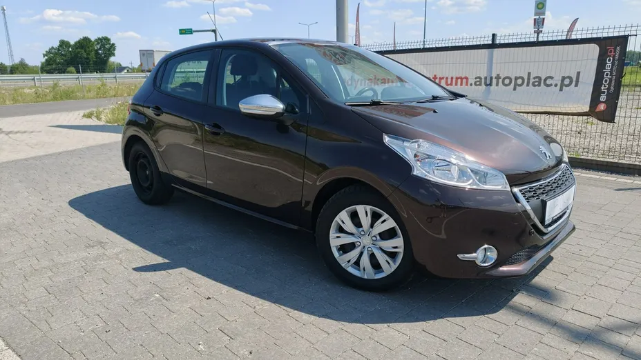 PEUGEOT 208 -