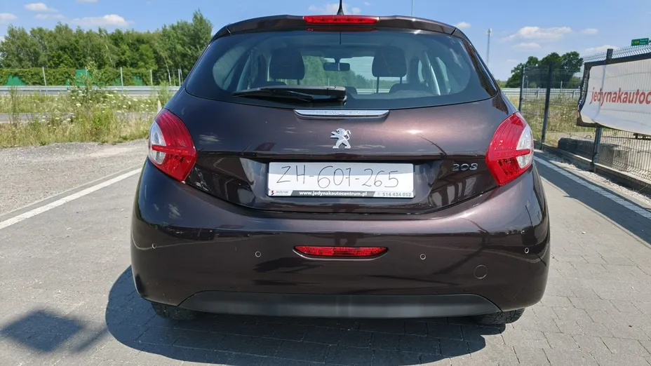 PEUGEOT 208 -
