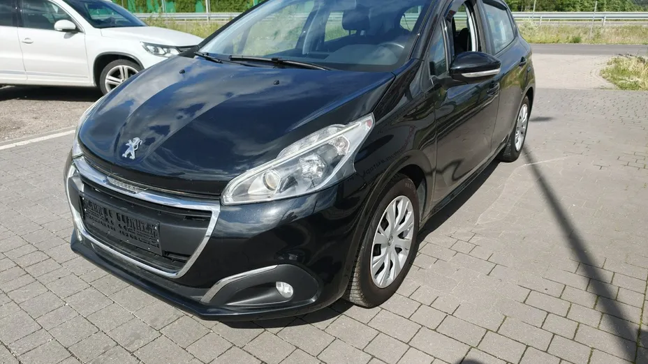 PEUGEOT 208 -