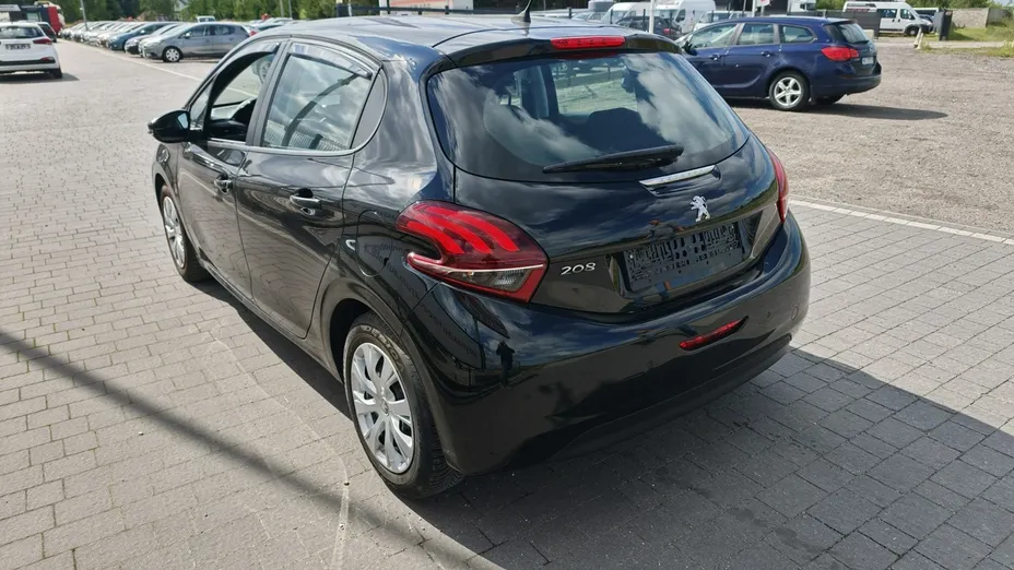 PEUGEOT 208 -
