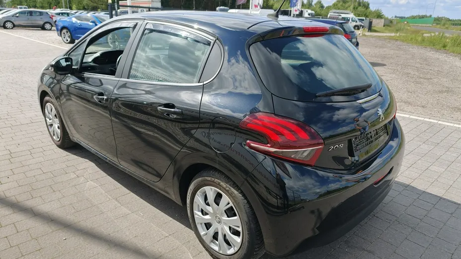PEUGEOT 208 -