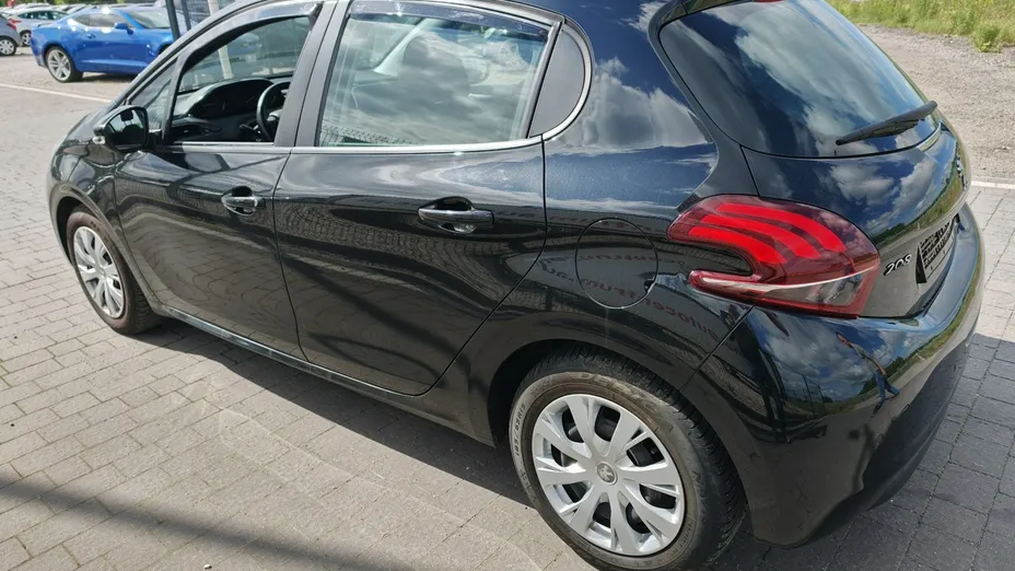 PEUGEOT 208 -