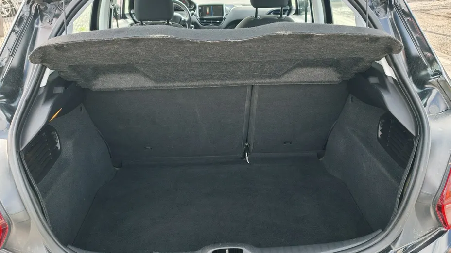 PEUGEOT 208 -