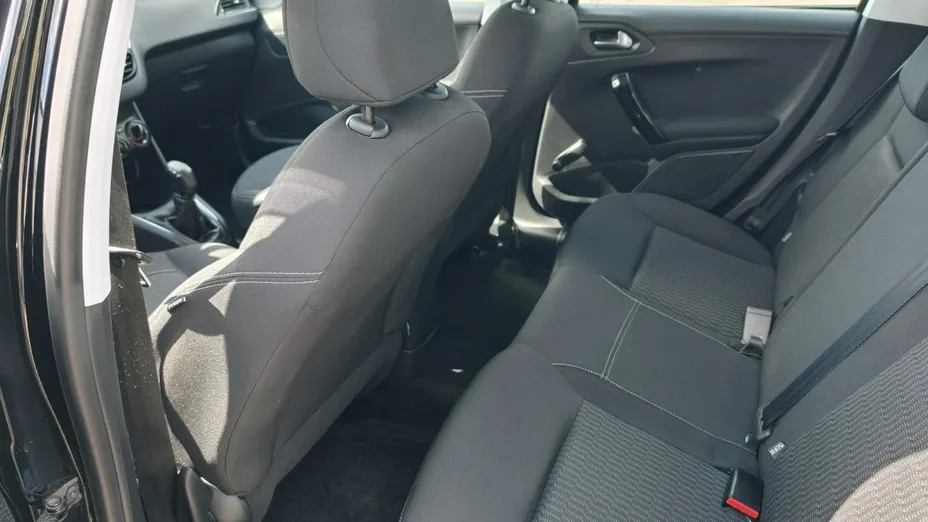 PEUGEOT 208 -
