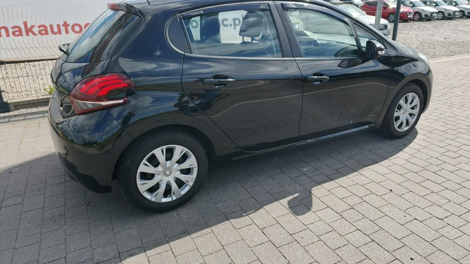 PEUGEOT 208 -