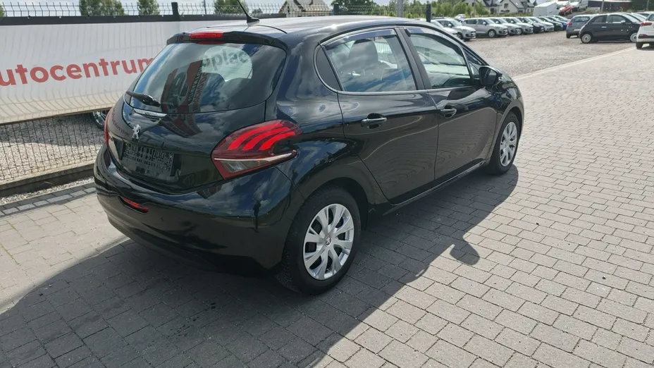 PEUGEOT 208 -