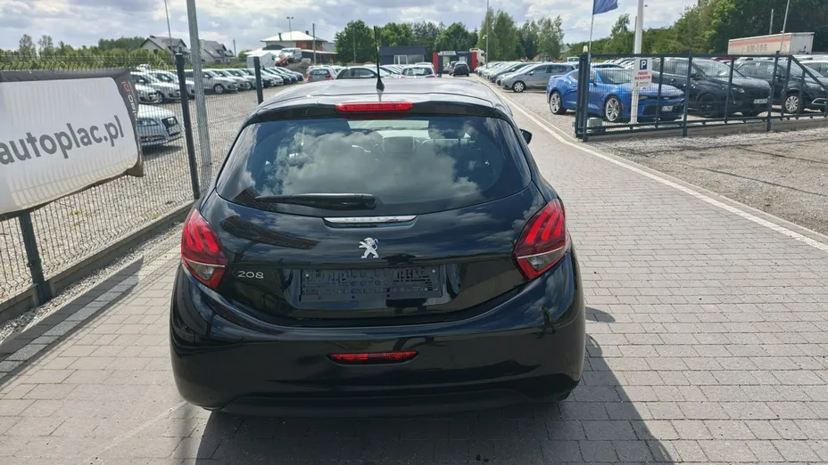 PEUGEOT 208 -