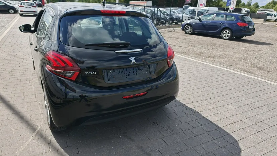 PEUGEOT 208 -