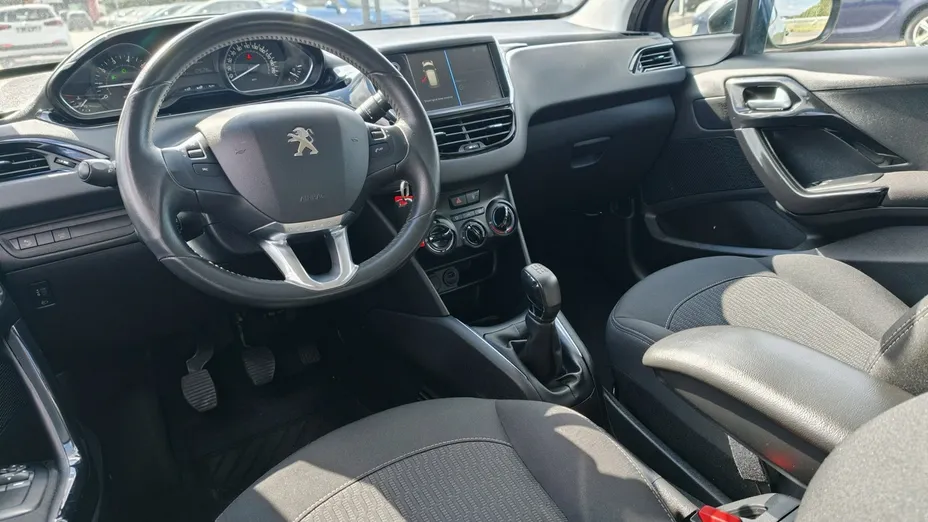 PEUGEOT 208 -
