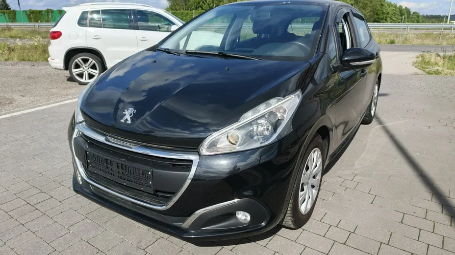 PEUGEOT 208 -