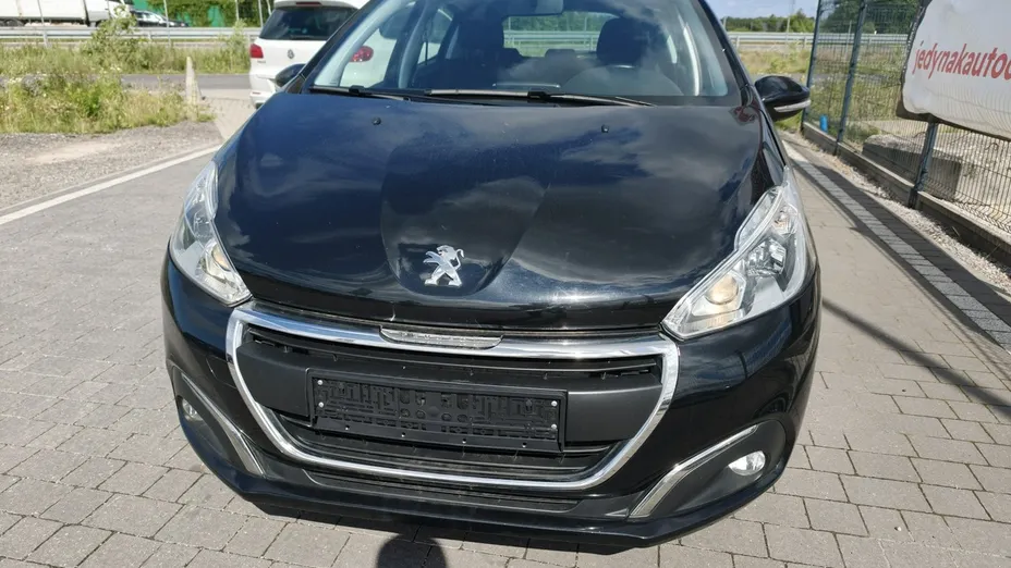 PEUGEOT 208 -