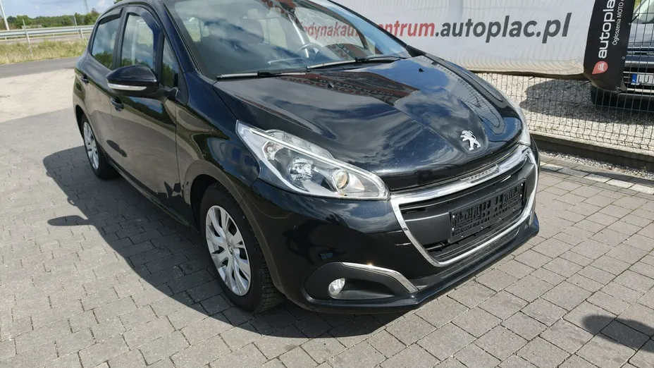 PEUGEOT 208 -