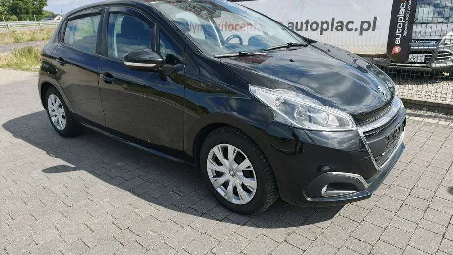 PEUGEOT 208 -