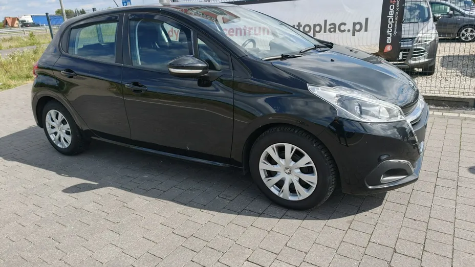 PEUGEOT 208 -
