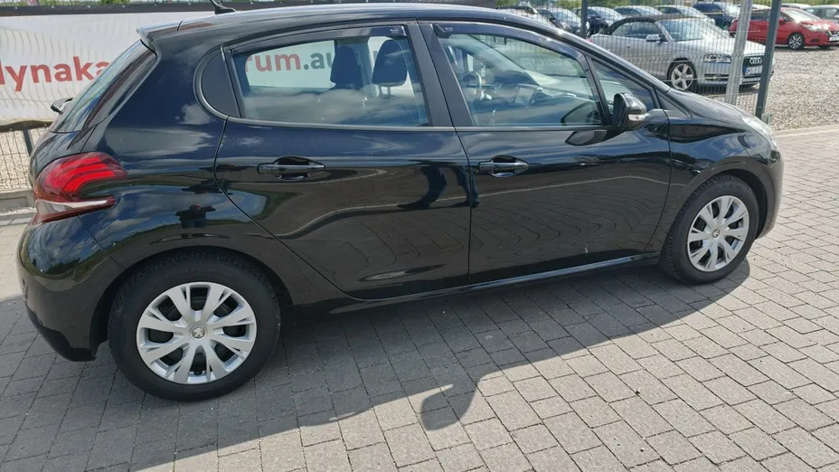 PEUGEOT 208 -