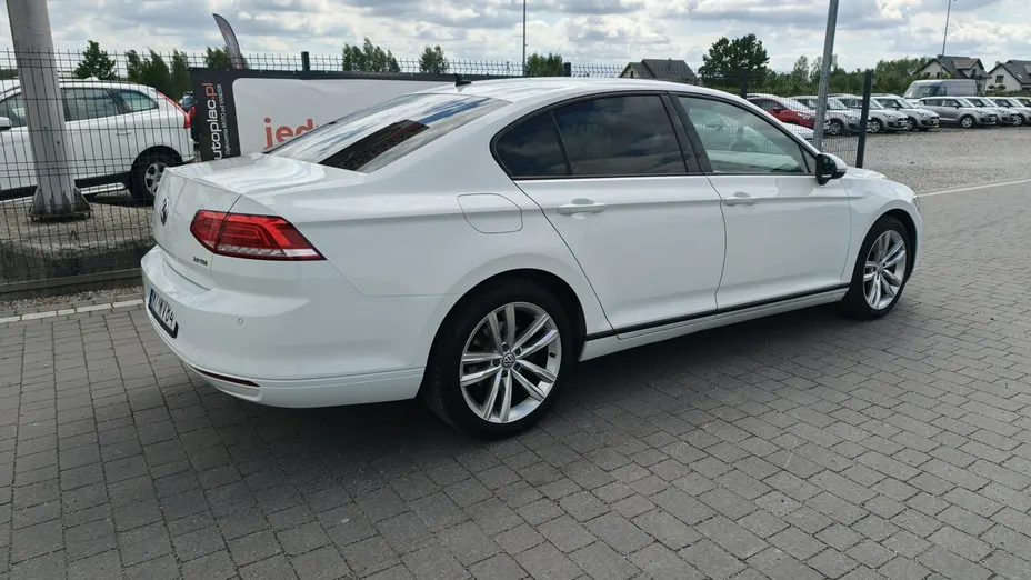 VOLKSWAGEN Passat -
