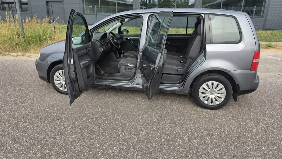 VOLKSWAGEN Touran -