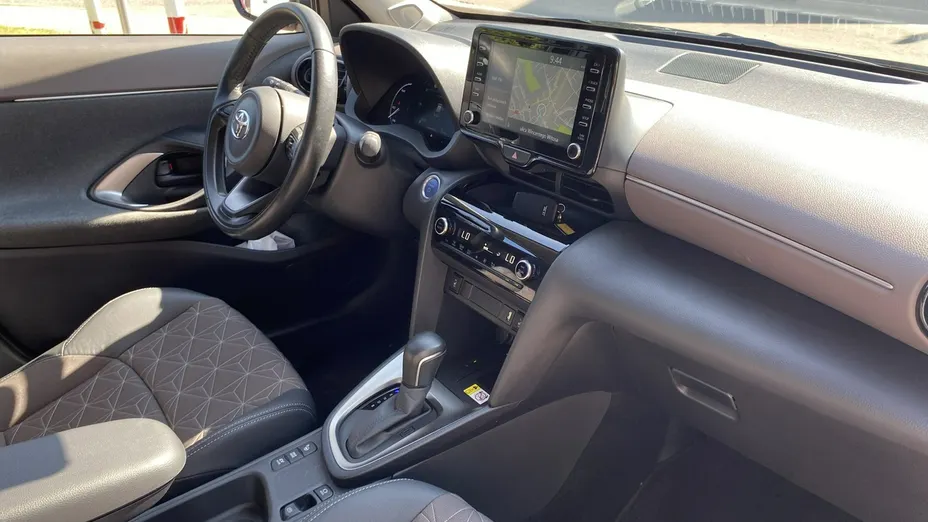 TOYOTA Yaris Cross -