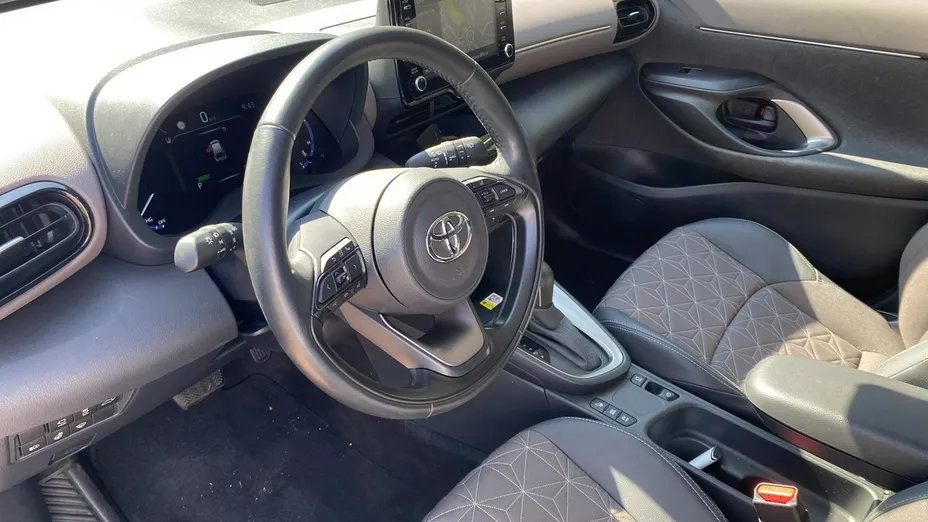 TOYOTA Yaris Cross -