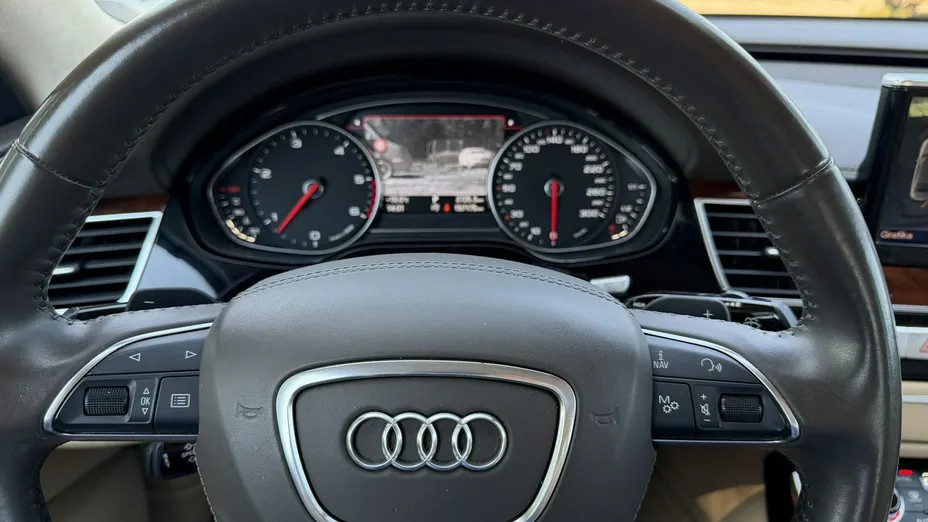 AUDI A8 -