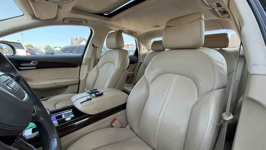 AUDI A8 -