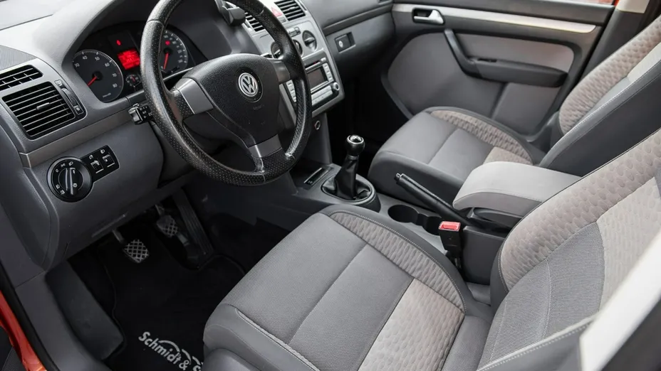 VOLKSWAGEN Touran -