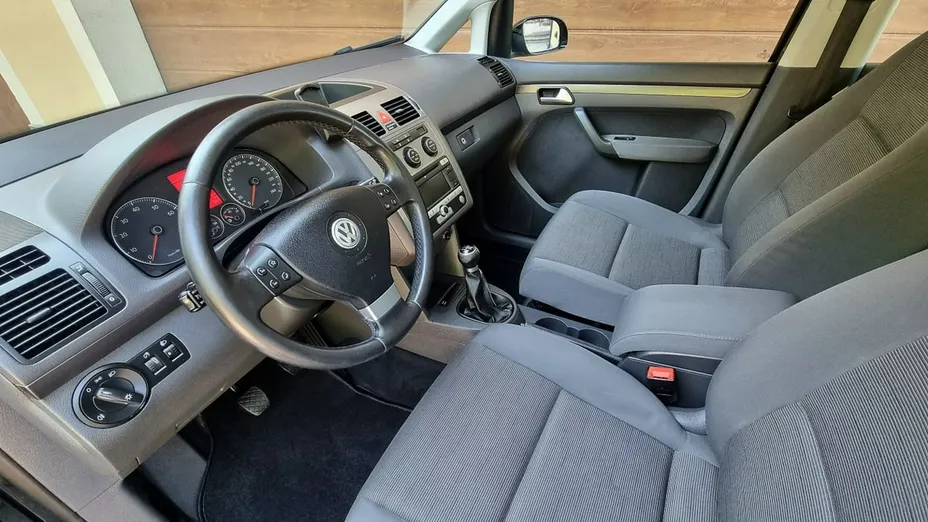 VOLKSWAGEN Touran -