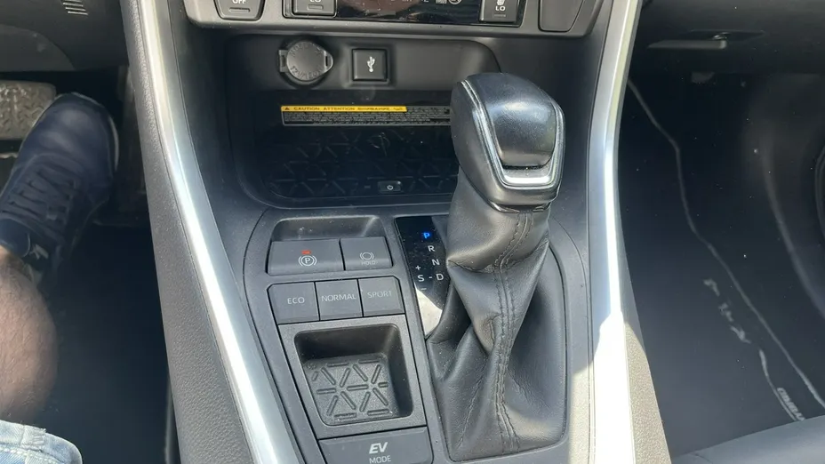 TOYOTA RAV4 -