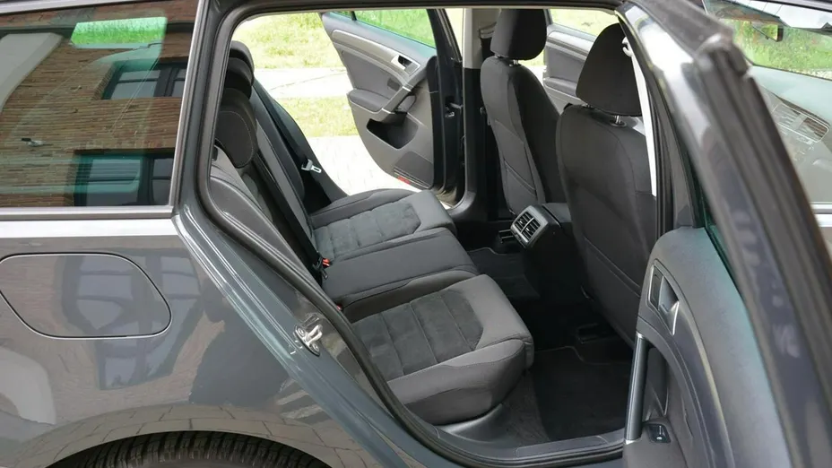VOLKSWAGEN Golf -