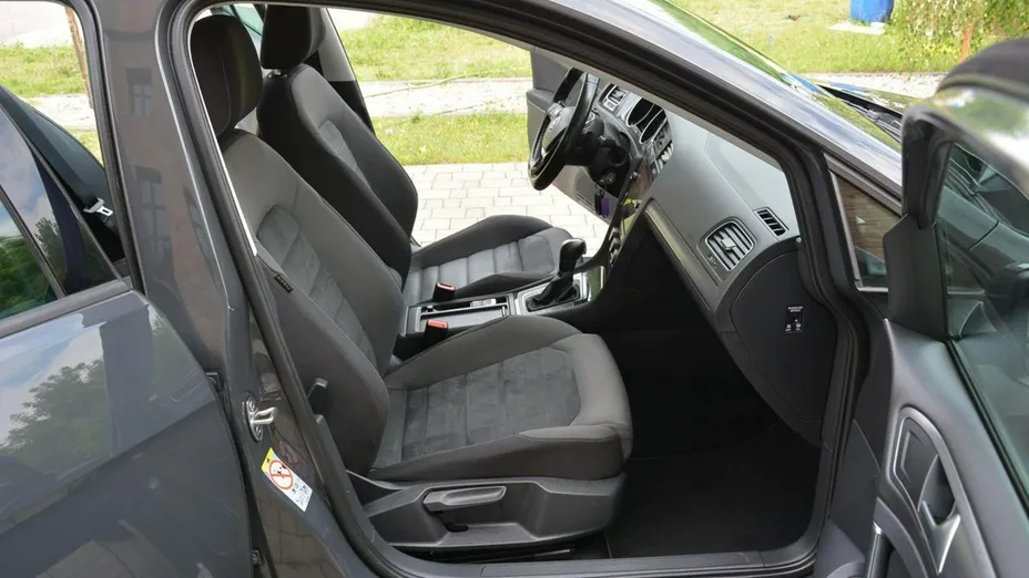 VOLKSWAGEN Golf -