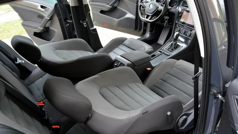 VOLKSWAGEN Golf -