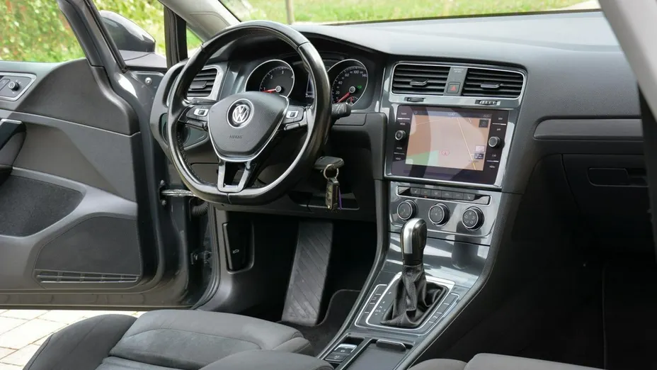 VOLKSWAGEN Golf -