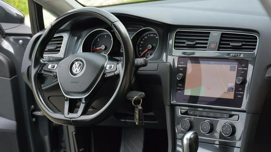 VOLKSWAGEN Golf -