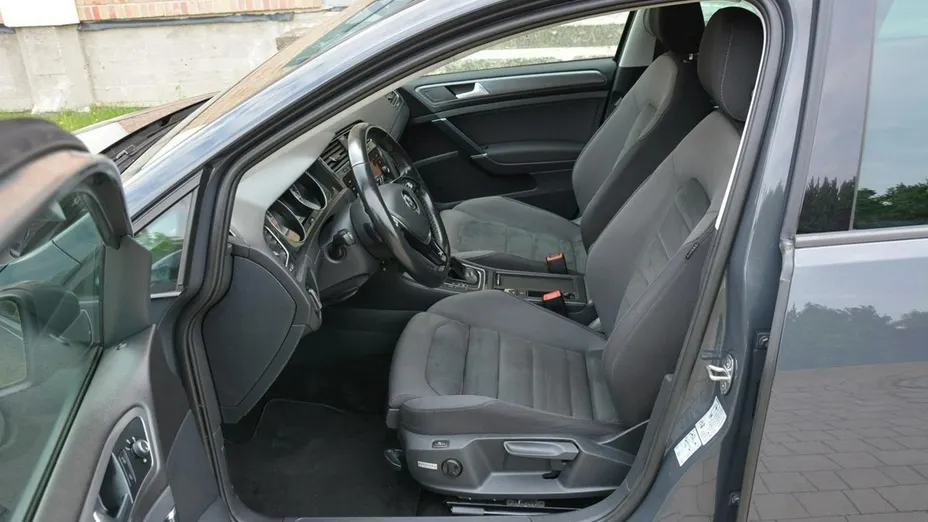 VOLKSWAGEN Golf -