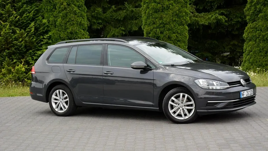 VOLKSWAGEN Golf -