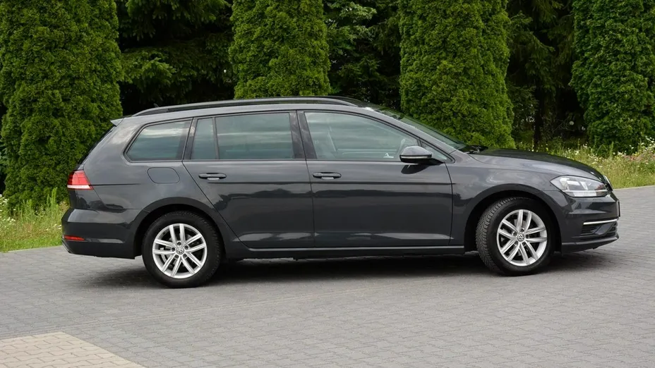 VOLKSWAGEN Golf -