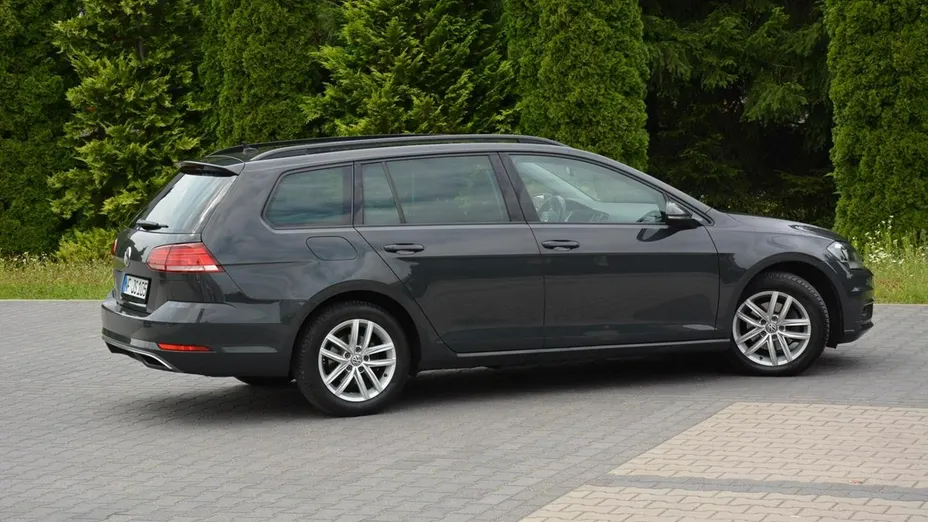 VOLKSWAGEN Golf -