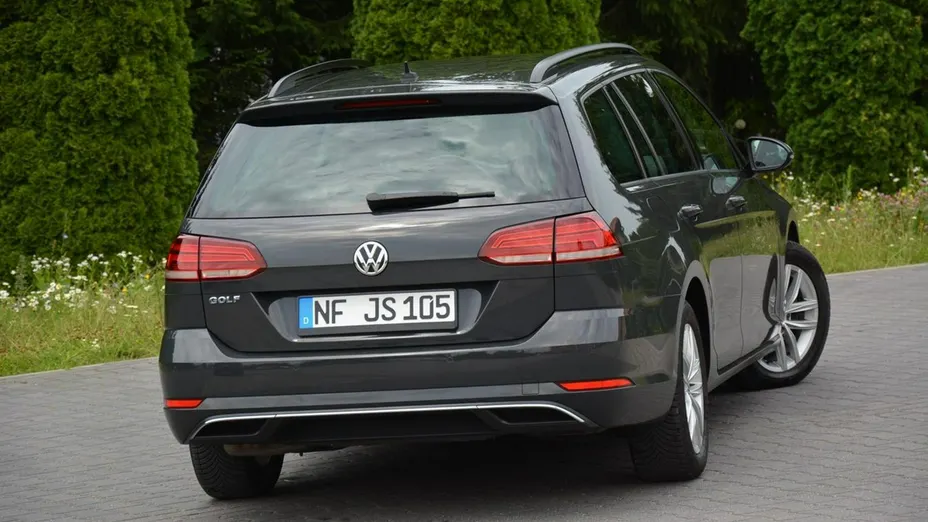 VOLKSWAGEN Golf -